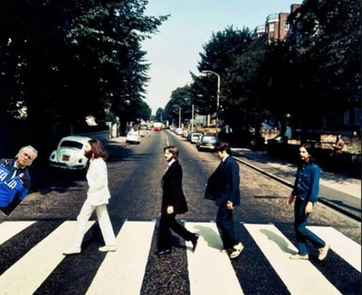 Con i Beatles nella copertina di Abbey Road (da Twitter)